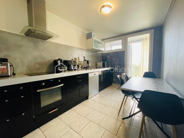 Situé au 4ᵉ et dernier étage sans ascenseur d’une résidence sécurisée avec vidéosurveillance et interphone, cet appartement T4 offre un cadre de vie agréable et fonctionnel. Il conviendra aussi bien pour une résidence principale que pour un investissement locatif.

L’appartement se compose d’une entrée avec placard, d’une buanderie, ainsi que d’une cuisine équipée et indépendante donnant accès à un balcon fermé.
Le salon-séjour lumineux bénéficie lui aussi d’un accès direct au balcon, apportant une belle luminosité à la pièce de vie.
Côté nuit, vous découvrirez trois chambres, une salle d’eau moderne ainsi qu’un WC suspendu indépendant.
Pour votre confort, l’appartement est équipé de menuiseries PVC double vitrage, d’un chauffage collectif au sol ainsi que d’une climatisation réversible.

Une place de parking privative et une cave viennent compléter ce bien.
Idéalement situé, il bénéficie de la proximité des commerces, transports, écoles et services, tout en permettant un accès rapide aux principaux axes routiers, à l’aéroport Marseille Provence ainsi qu’à la gare TGV d’Aix-en-Provence.
Un appartement fonctionnel, lumineux et idéalement situé, à découvrir sans tarder.

N’hésitez pas à me contacter pour obtenir davantage d’informations ou organiser une visite