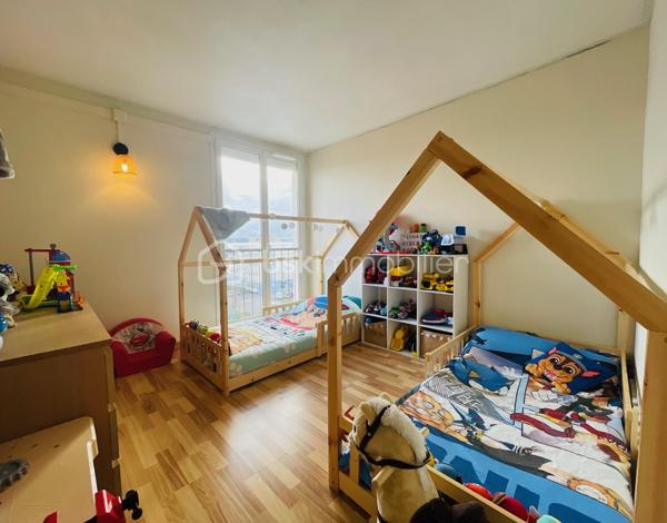 Situé au 4ᵉ et dernier étage sans ascenseur d’une résidence sécurisée avec vidéosurveillance et interphone, cet appartement T4 offre un cadre de vie agréable et fonctionnel. Il conviendra aussi bien pour une résidence principale que pour un investissement locatif.

L’appartement se compose d’une entrée avec placard, d’une buanderie, ainsi que d’une cuisine équipée et indépendante donnant accès à un balcon fermé.
Le salon-séjour lumineux bénéficie lui aussi d’un accès direct au balcon, apportant une belle luminosité à la pièce de vie.
Côté nuit, vous découvrirez trois chambres, une salle d’eau moderne ainsi qu’un WC suspendu indépendant.
Pour votre confort, l’appartement est équipé de menuiseries PVC double vitrage, d’un chauffage collectif au sol ainsi que d’une climatisation réversible.

Une place de parking privative et une cave viennent compléter ce bien.
Idéalement situé, il bénéficie de la proximité des commerces, transports, écoles et services, tout en permettant un accès rapide aux principaux axes routiers, à l’aéroport Marseille Provence ainsi qu’à la gare TGV d’Aix-en-Provence.
Un appartement fonctionnel, lumineux et idéalement situé, à découvrir sans tarder.

N’hésitez pas à me contacter pour obtenir davantage d’informations ou organiser une visite