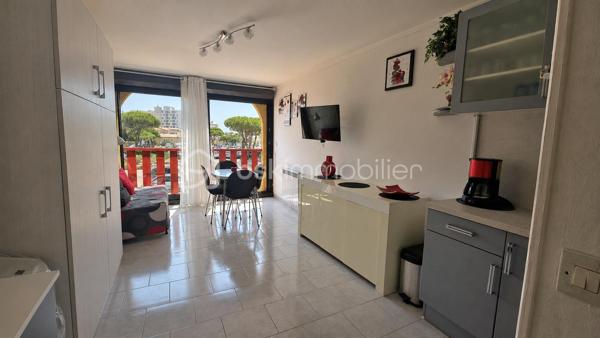 EN EXCLUSIVITÉ STUDIO BORD DE MER

Accès direct à la plage, venez découvrir cet appartement de 24 m2 de surface habitable situé au premier étage et composé d'une pièce de vie avec coin cuisine, d'une salle d'eau avec wc. 

Cet appartement est vendu meublé et avec une place de parking. 

Proche des commerces et animations

IDEAL INVESTISSEMENT LOCATIF 

N'hésitez pas à me contactez pour une visite!