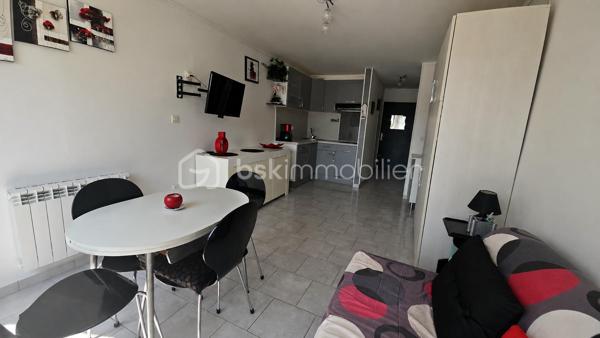 EN EXCLUSIVITÉ STUDIO BORD DE MER

Accès direct à la plage, venez découvrir cet appartement de 24 m2 de surface habitable situé au premier étage et composé d'une pièce de vie avec coin cuisine, d'une salle d'eau avec wc. 

Cet appartement est vendu meublé et avec une place de parking. 

Proche des commerces et animations

IDEAL INVESTISSEMENT LOCATIF 

N'hésitez pas à me contactez pour une visite!