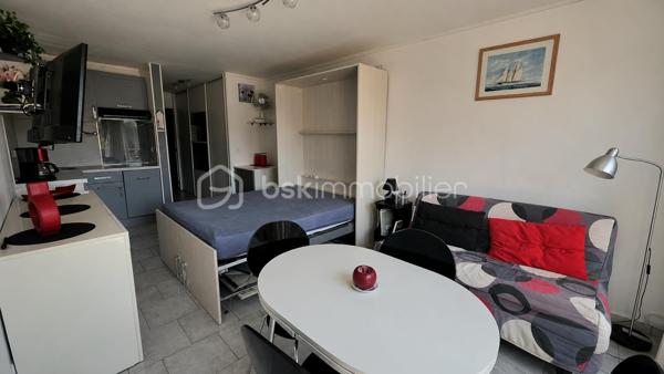 EN EXCLUSIVITÉ STUDIO BORD DE MER

Accès direct à la plage, venez découvrir cet appartement de 24 m2 de surface habitable situé au premier étage et composé d'une pièce de vie avec coin cuisine, d'une salle d'eau avec wc. 

Cet appartement est vendu meublé et avec une place de parking. 

Proche des commerces et animations

IDEAL INVESTISSEMENT LOCATIF 

N'hésitez pas à me contactez pour une visite!