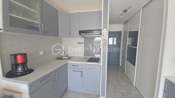 EN EXCLUSIVITÉ STUDIO BORD DE MER

Accès direct à la plage, venez découvrir cet appartement de 24 m2 de surface habitable situé au premier étage et composé d'une pièce de vie avec coin cuisine, d'une salle d'eau avec wc. 

Cet appartement est vendu meublé et avec une place de parking. 

Proche des commerces et animations

IDEAL INVESTISSEMENT LOCATIF 

N'hésitez pas à me contactez pour une visite!