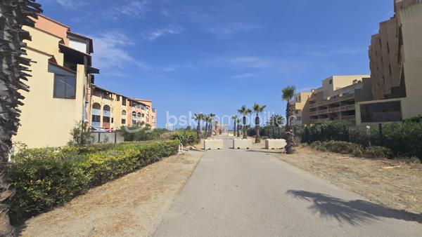 EN EXCLUSIVITÉ STUDIO BORD DE MER

Accès direct à la plage, venez découvrir cet appartement de 24 m2 de surface habitable situé au premier étage et composé d'une pièce de vie avec coin cuisine, d'une salle d'eau avec wc. 

Cet appartement est vendu meublé et avec une place de parking. 

Proche des commerces et animations

IDEAL INVESTISSEMENT LOCATIF 

N'hésitez pas à me contactez pour une visite!