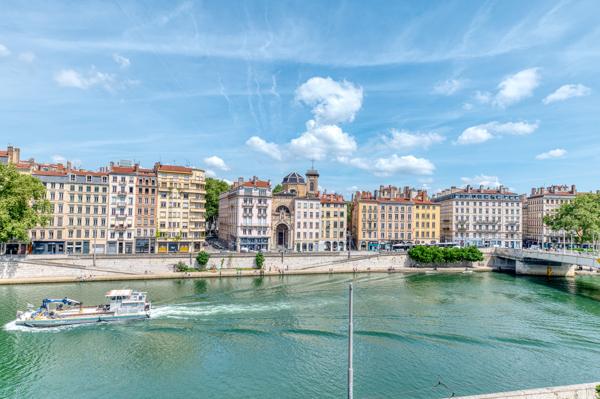 Lyon 05. Saint-Paul Quai de Bondy-en face des terreaux. Appartement avec vue sur la Saône dans