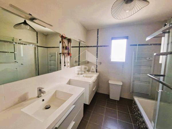 Maison familiale moderne 4 chambres avec jardin et terrasse bois