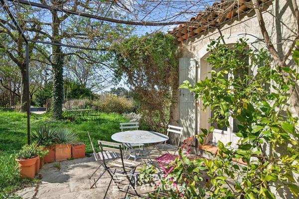 Bastide provençale avec piscine dans un écrin de nature