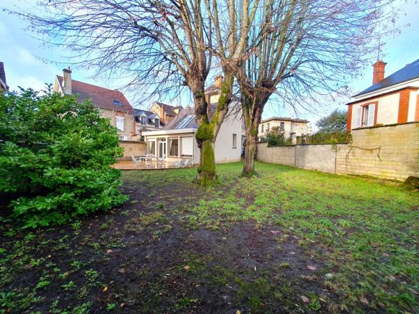 Vivez Fontainebleau autrement : 228 m² d’espace, une terrasse ensoleillée et un jardin privé… le tout au centre-ville