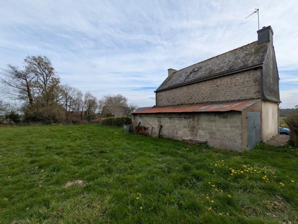 Bubry propriété composée d'une maison à usage d'habitation avec garage, deux petits hangars, une grange en pierre, une longère en pierre, un grand hangar avec ancienne étable, 1.5 hectare de terrain.
