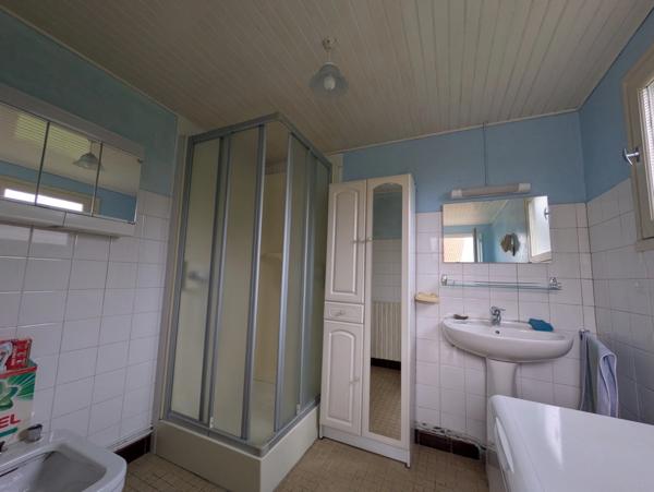 Bubry propriété composée d'une maison à usage d'habitation avec garage, deux petits hangars, une grange en pierre, une longère en pierre, un grand hangar avec ancienne étable, 1.5 hectare de terrain.