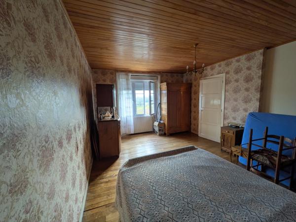 Bubry propriété composée d'une maison à usage d'habitation avec garage, deux petits hangars, une grange en pierre, une longère en pierre, un grand hangar avec ancienne étable, 1.5 hectare de terrain.