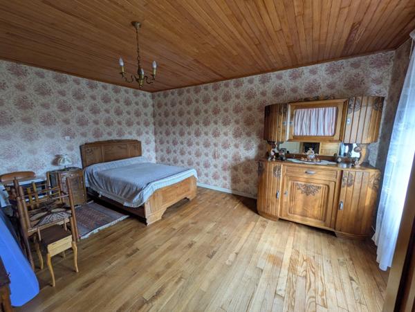 Bubry propriété composée d'une maison à usage d'habitation avec garage, deux petits hangars, une grange en pierre, une longère en pierre, un grand hangar avec ancienne étable, 1.5 hectare de terrain.