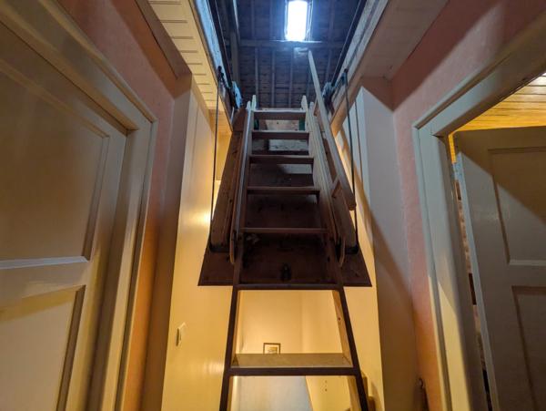 Bubry propriété composée d'une maison à usage d'habitation avec garage, deux petits hangars, une grange en pierre, une longère en pierre, un grand hangar avec ancienne étable, 1.5 hectare de terrain.