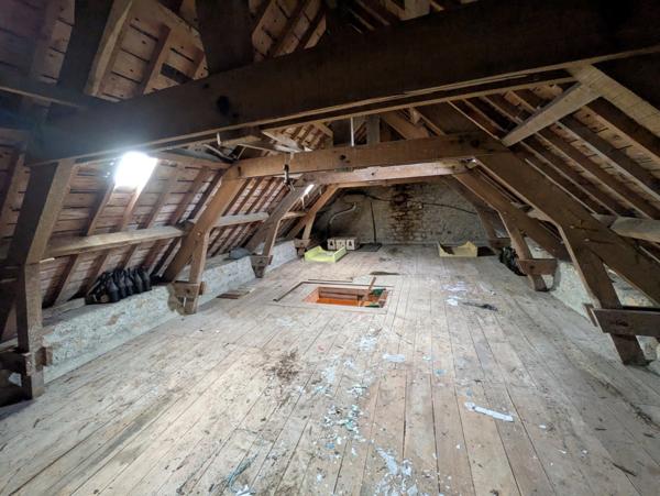 Bubry propriété composée d'une maison à usage d'habitation avec garage, deux petits hangars, une grange en pierre, une longère en pierre, un grand hangar avec ancienne étable, 1.5 hectare de terrain.