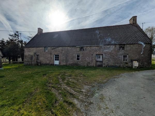 Bubry propriété composée d'une maison à usage d'habitation avec garage, deux petits hangars, une grange en pierre, une longère en pierre, un grand hangar avec ancienne étable, 1.5 hectare de terrain.