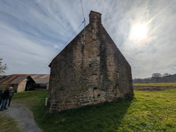 Bubry propriété composée d'une maison à usage d'habitation avec garage, deux petits hangars, une grange en pierre, une longère en pierre, un grand hangar avec ancienne étable, 1.5 hectare de terrain.