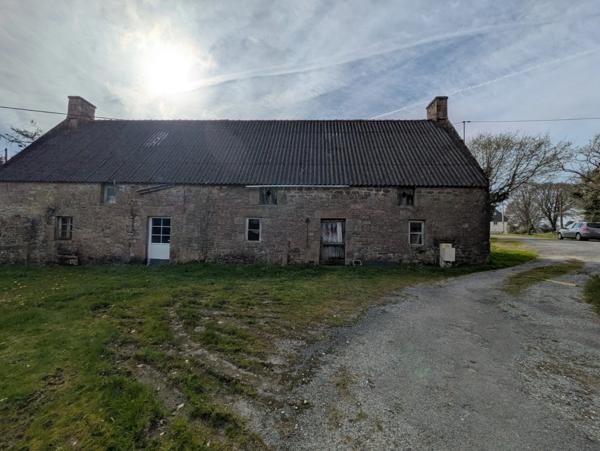 Bubry propriété composée d'une maison à usage d'habitation avec garage, deux petits hangars, une grange en pierre, une longère en pierre, un grand hangar avec ancienne étable, 1.5 hectare de terrain.