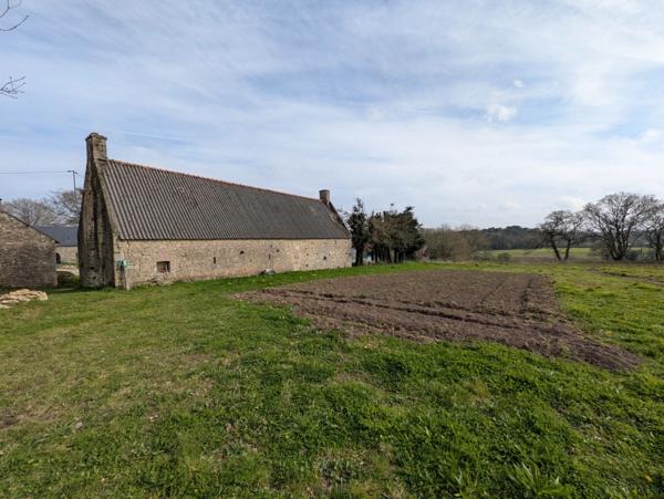Bubry propriété composée d'une maison à usage d'habitation avec garage, deux petits hangars, une grange en pierre, une longère en pierre, un grand hangar avec ancienne étable, 1.5 hectare de terrain.