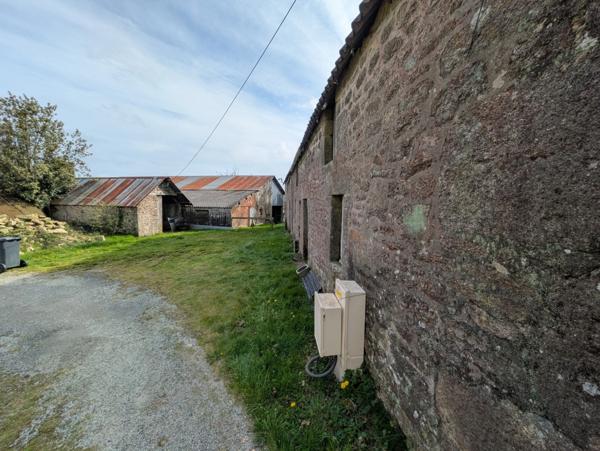 Bubry propriété composée d'une maison à usage d'habitation avec garage, deux petits hangars, une grange en pierre, une longère en pierre, un grand hangar avec ancienne étable, 1.5 hectare de terrain.