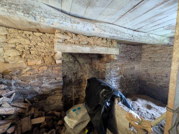 Bubry propriété composée d'une maison à usage d'habitation avec garage, deux petits hangars, une grange en pierre, une longère en pierre, un grand hangar avec ancienne étable, 1.5 hectare de terrain.