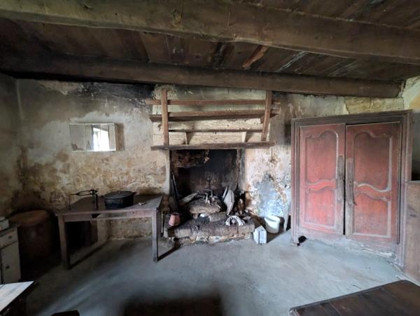 Bubry propriété composée d'une maison à usage d'habitation avec garage, deux petits hangars, une grange en pierre, une longère en pierre, un grand hangar avec ancienne étable, 1.5 hectare de terrain.