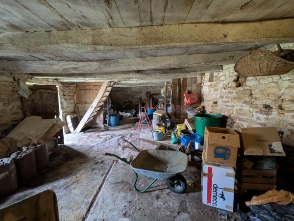 Bubry propriété composée d'une maison à usage d'habitation avec garage, deux petits hangars, une grange en pierre, une longère en pierre, un grand hangar avec ancienne étable, 1.5 hectare de terrain.