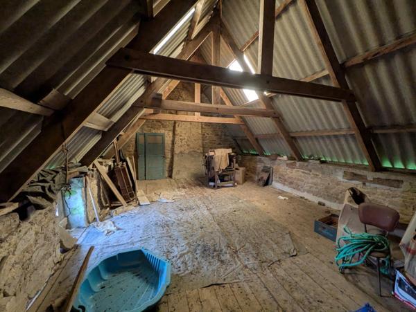 Bubry propriété composée d'une maison à usage d'habitation avec garage, deux petits hangars, une grange en pierre, une longère en pierre, un grand hangar avec ancienne étable, 1.5 hectare de terrain.