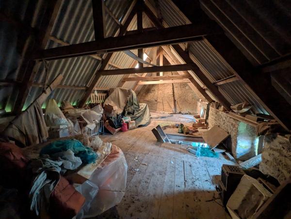 Bubry propriété composée d'une maison à usage d'habitation avec garage, deux petits hangars, une grange en pierre, une longère en pierre, un grand hangar avec ancienne étable, 1.5 hectare de terrain.