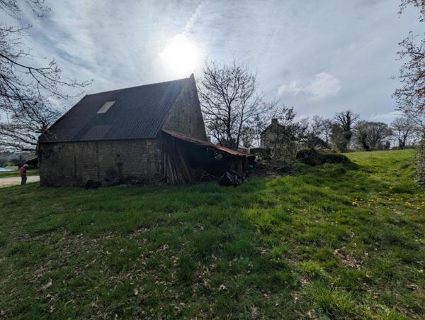 Bubry propriété composée d'une maison à usage d'habitation avec garage, deux petits hangars, une grange en pierre, une longère en pierre, un grand hangar avec ancienne étable, 1.5 hectare de terrain.