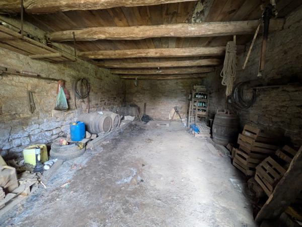 Bubry propriété composée d'une maison à usage d'habitation avec garage, deux petits hangars, une grange en pierre, une longère en pierre, un grand hangar avec ancienne étable, 1.5 hectare de terrain.