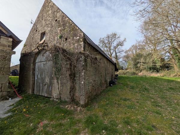 Bubry propriété composée d'une maison à usage d'habitation avec garage, deux petits hangars, une grange en pierre, une longère en pierre, un grand hangar avec ancienne étable, 1.5 hectare de terrain.