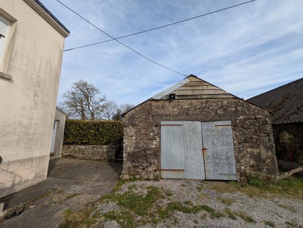 Bubry propriété composée d'une maison à usage d'habitation avec garage, deux petits hangars, une grange en pierre, une longère en pierre, un grand hangar avec ancienne étable, 1.5 hectare de terrain.