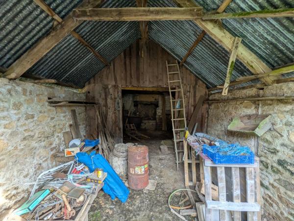 Bubry propriété composée d'une maison à usage d'habitation avec garage, deux petits hangars, une grange en pierre, une longère en pierre, un grand hangar avec ancienne étable, 1.5 hectare de terrain.