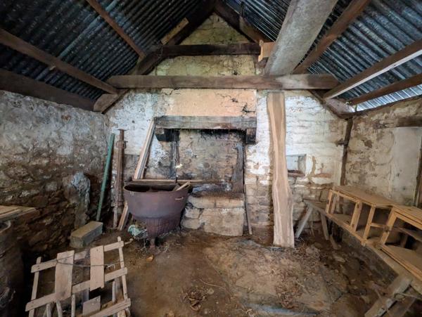 Bubry propriété composée d'une maison à usage d'habitation avec garage, deux petits hangars, une grange en pierre, une longère en pierre, un grand hangar avec ancienne étable, 1.5 hectare de terrain.
