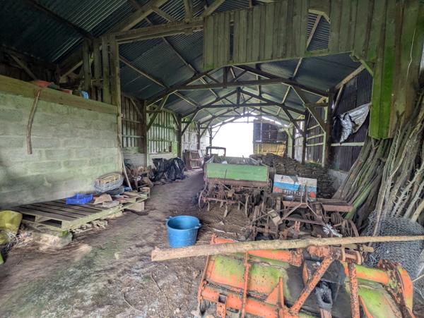 Bubry propriété composée d'une maison à usage d'habitation avec garage, deux petits hangars, une grange en pierre, une longère en pierre, un grand hangar avec ancienne étable, 1.5 hectare de terrain.