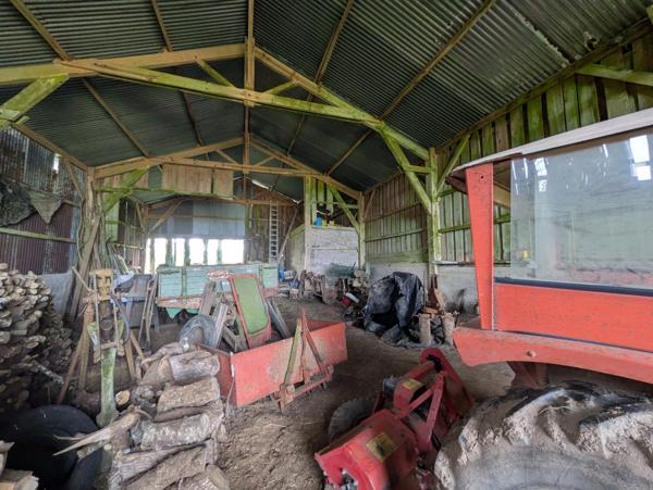 Bubry propriété composée d'une maison à usage d'habitation avec garage, deux petits hangars, une grange en pierre, une longère en pierre, un grand hangar avec ancienne étable, 1.5 hectare de terrain.