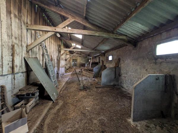 Bubry propriété composée d'une maison à usage d'habitation avec garage, deux petits hangars, une grange en pierre, une longère en pierre, un grand hangar avec ancienne étable, 1.5 hectare de terrain.