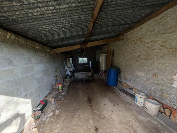 Bubry propriété composée d'une maison à usage d'habitation avec garage, deux petits hangars, une grange en pierre, une longère en pierre, un grand hangar avec ancienne étable, 1.5 hectare de terrain.