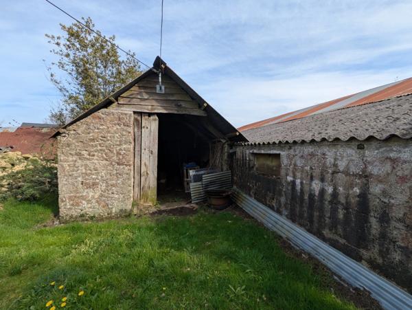 Bubry propriété composée d'une maison à usage d'habitation avec garage, deux petits hangars, une grange en pierre, une longère en pierre, un grand hangar avec ancienne étable, 1.5 hectare de terrain.