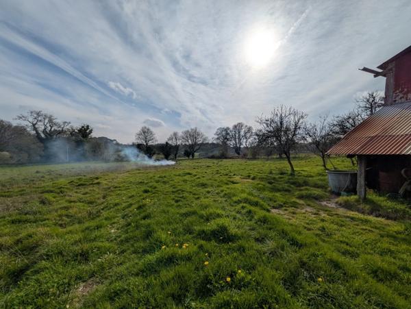 Bubry propriété composée d'une maison à usage d'habitation avec garage, deux petits hangars, une grange en pierre, une longère en pierre, un grand hangar avec ancienne étable, 1.5 hectare de terrain.