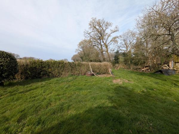 Bubry propriété composée d'une maison à usage d'habitation avec garage, deux petits hangars, une grange en pierre, une longère en pierre, un grand hangar avec ancienne étable, 1.5 hectare de terrain.