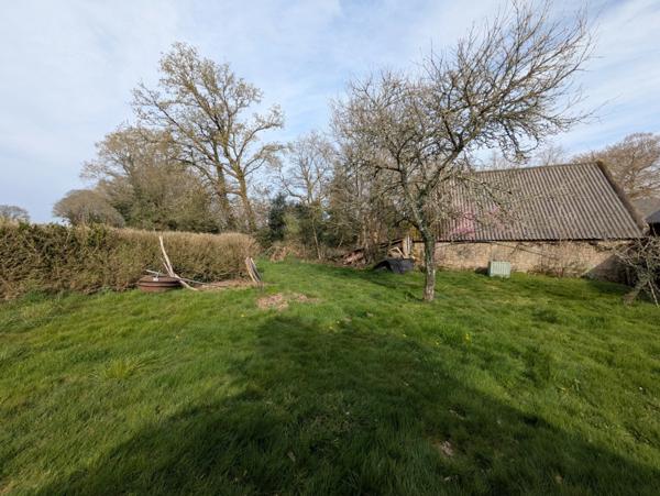 Bubry propriété composée d'une maison à usage d'habitation avec garage, deux petits hangars, une grange en pierre, une longère en pierre, un grand hangar avec ancienne étable, 1.5 hectare de terrain.