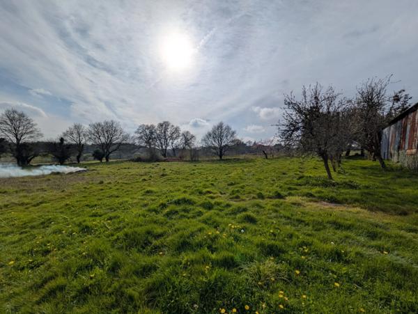Bubry propriété composée d'une maison à usage d'habitation avec garage, deux petits hangars, une grange en pierre, une longère en pierre, un grand hangar avec ancienne étable, 1.5 hectare de terrain.