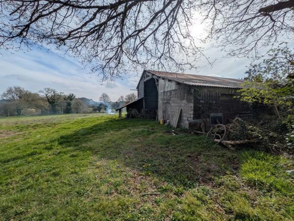 Bubry propriété composée d'une maison à usage d'habitation avec garage, deux petits hangars, une grange en pierre, une longère en pierre, un grand hangar avec ancienne étable, 1.5 hectare de terrain.