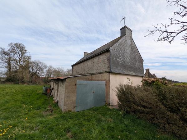Bubry propriété composée d'une maison à usage d'habitation avec garage, deux petits hangars, une grange en pierre, une longère en pierre, un grand hangar avec ancienne étable, 1.5 hectare de terrain.