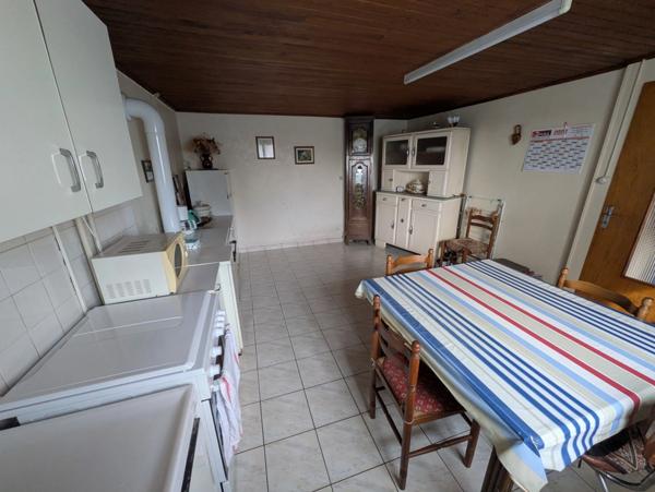 Bubry propriété composée d'une maison à usage d'habitation avec garage, deux petits hangars, une grange en pierre, une longère en pierre, un grand hangar avec ancienne étable, 1.5 hectare de terrain.