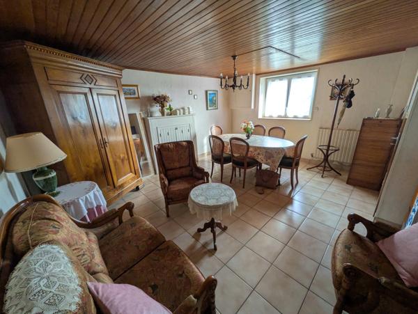 Bubry propriété composée d'une maison à usage d'habitation avec garage, deux petits hangars, une grange en pierre, une longère en pierre, un grand hangar avec ancienne étable, 1.5 hectare de terrain.