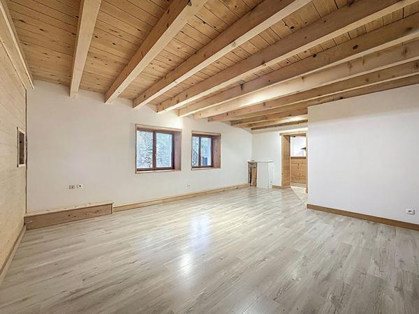 À vendre : Appartement spacieux de 5 pièces à PAYS DE MONTBENOIT !