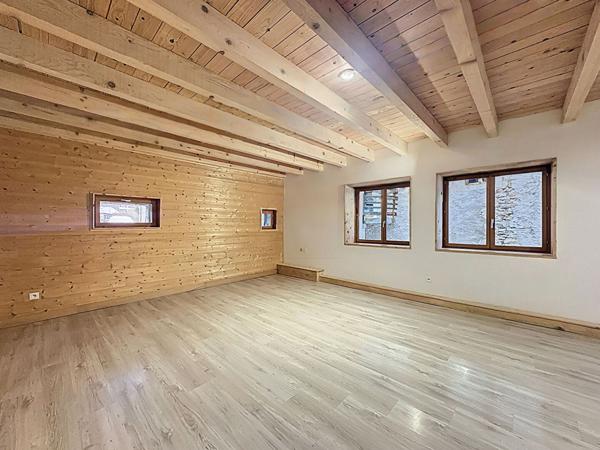 À vendre : Appartement spacieux de 5 pièces à PAYS DE MONTBENOIT !