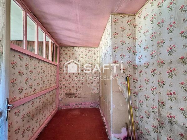 Maison à rénover avec grand terrain et dépendances