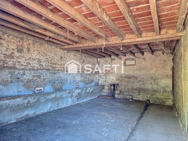 Maison à rénover avec grand terrain et dépendances